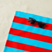 Serviette De Plage Conception de rayures rouges et bleues (En situation)