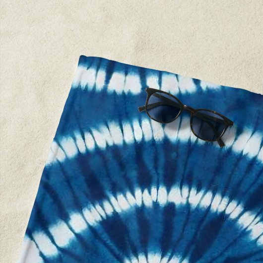 Serviette De Plage Conception de teinture à goujon Ocean Wave (En situation)