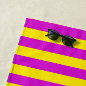 Serviette De Plage Conception des rayures pourpre et jaune (En situation)