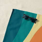 Serviette De Plage Conception d'ondes de style rétro multicolore (En situation)