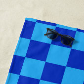 Serviette De Plage Conception du vérificateur bleu clair et foncé (En situation)