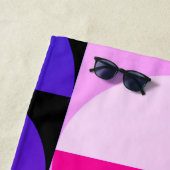Serviette De Plage Conception géométrique rose violet noir, nom/monog (En situation)