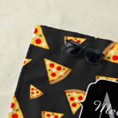 Serviette De Plage Cool et amusante pizza tranches motif Monogram (En situation)
