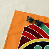 Serviette De Plage Cool Tiki Totem personnalisé nom et couleur servie (En situation)