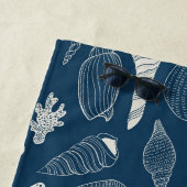 Serviette De Plage Coques de mer sur bleu foncé (En situation)