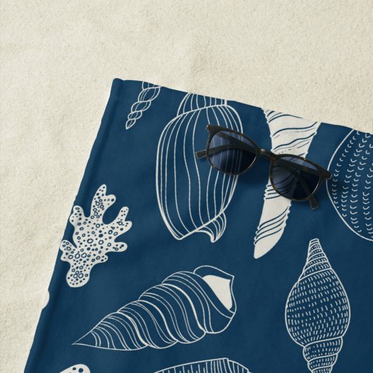 Serviette De Plage Coques de mer sur bleu foncé (En situation)