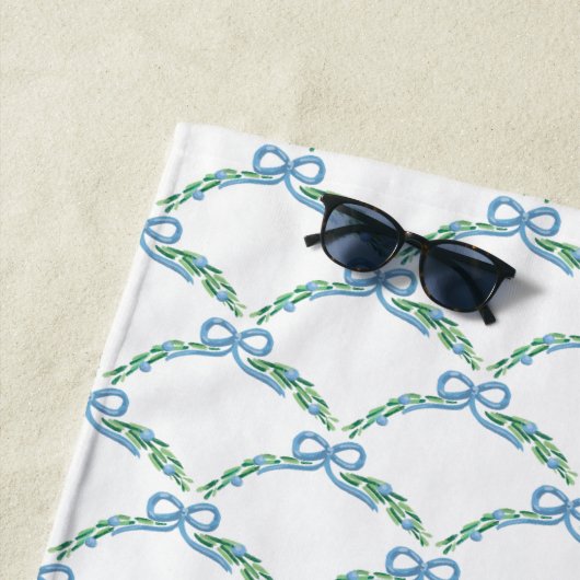 Serviette De Plage Coquette côtière monogramme Bleu Bow (En situation)