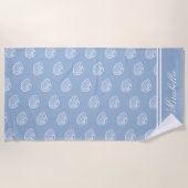 Serviette De Plage Coquillages Côtiers Élégant Bleu Monogramme (Devant)