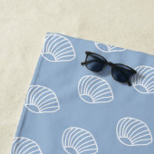 Serviette De Plage Coquillages Côtiers Élégant Bleu Monogramme (En situation)