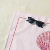 Serviette De Plage Coquilles roses personnalisées du littoral (En situation)