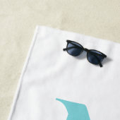 Serviette De Plage Côtière Moderne Bleu Turquoise Blanc Monogramme (En situation)