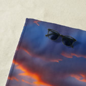 Serviette De Plage Coucher de soleil tropical avec nom personnalisé (En situation)