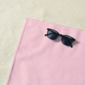 Serviette De Plage Couleur rose pastel monogrammée (En situation)