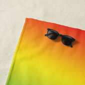 Serviette De Plage Couleurs arc-en-ciel moderne gay pride drapeau mot (En situation)