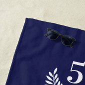 Serviette De Plage Couronne bleue blanche 50e anniversaire du mariage (En situation)