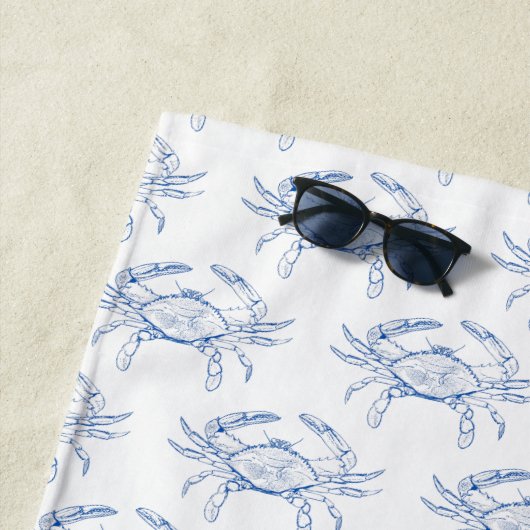 Serviette De Plage Crabes bleus côtiers sur Monogramme blanc (En situation)