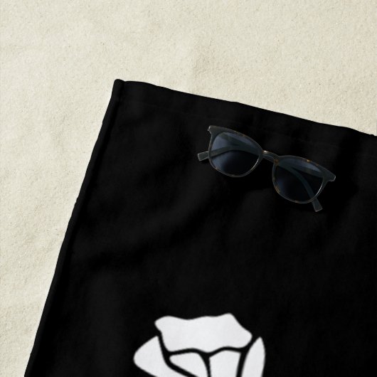 Serviette De Plage Crâne et os croisés de pirate (En situation)