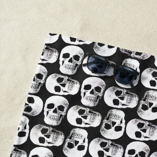 Serviette De Plage Crâne gothique Crâne noir et blanc Motif design (En situation)