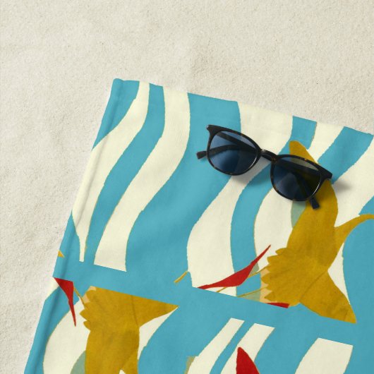 SERVIETTE DE PLAGE CRANES ROUGES JAUNES VOLANTES SUR VAGUES BLANCHES  (En situation)