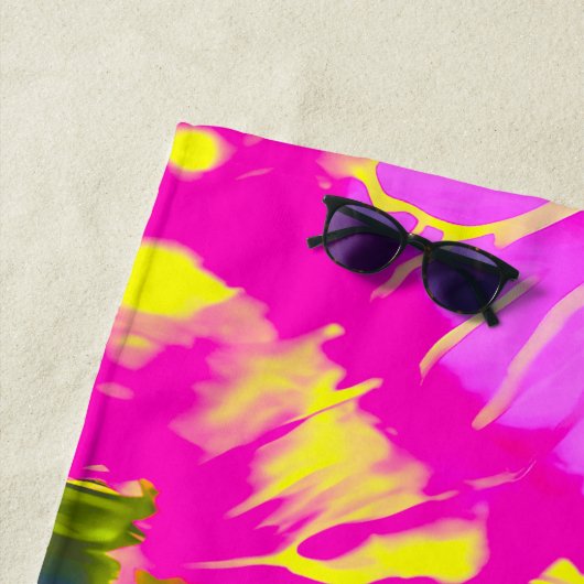 SERVIETTE DE PLAGE CRAVATE-DYE DE CONCEPTION ABSTRAITE (En situation)