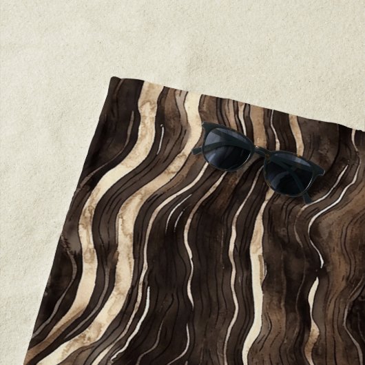Serviette De Plage Creamy Brown Chocolate Gold Wavy Stripes (En situation)