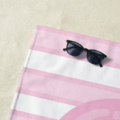 Serviette De Plage crème glacée rose rayures blanches monogramme (En situation)