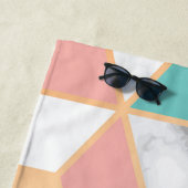 Serviette De Plage Cube Abstrait rose Turquoise Motif sur marbre (En situation)