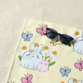 Serviette De Plage Cute Bunnies avec marguerites de printemps et papi (En situation)