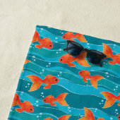 Serviette De Plage Cute Motif de natation Goldfish & Water (En situation)