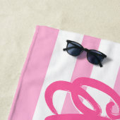 Serviette De Plage Cute Pink Striped Script Name Personalized  (En situation)