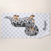 Serviette De Plage Dachshund à poil long noir et tan panaché & Nom (Devant)