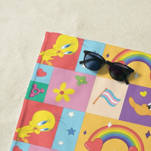 Serviette De Plage DAFFY DUCK™ & TWEETY™ - Pride Pattern (En situation)