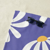 Serviette De Plage Daisy Floral Periwinkle Monogram Beach (En situation)