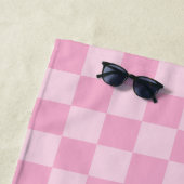 Serviette De Plage Damier clair et rose pâle avec un nom en gras (En situation)