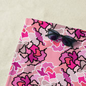 Serviette De Plage Dans L'Art Motif Géométrique Rose Du Milieu Du Siè (En situation)