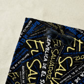 Serviette De Plage Dazzling El Salvador couleurs drapeau patriotique (En situation)