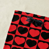 serviette de plage de coeurs noir et rouge (En situation)