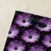 Serviette de plage de fleurs mauve (En situation)
