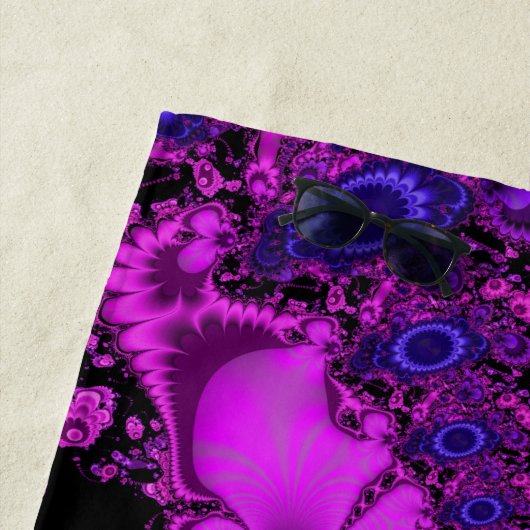 Serviette de plage de fractale de fleur (En situation)
