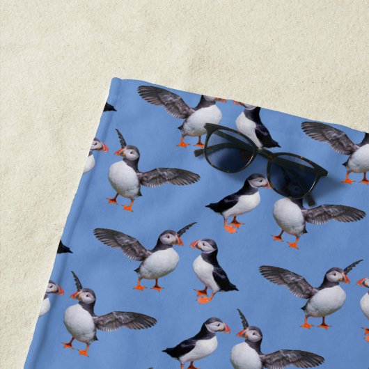 Serviette de plage de frénésie de macareux (bleue) (En situation)