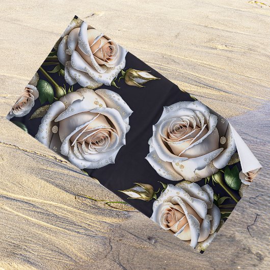 Serviette De Plage De magnifiques roses blanches aux détails dorés