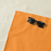 Serviette de plage de Monogramme personnalisée ora (En situation)