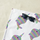 Serviette de plage de Narwhals d'arc-en-ciel (En situation)