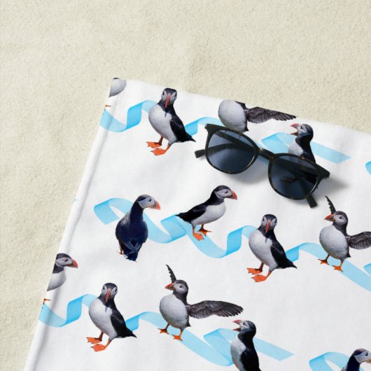 Serviette de plage de partie de macareux (En situation)