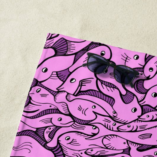 Serviette de plage de poisson rose (En situation)