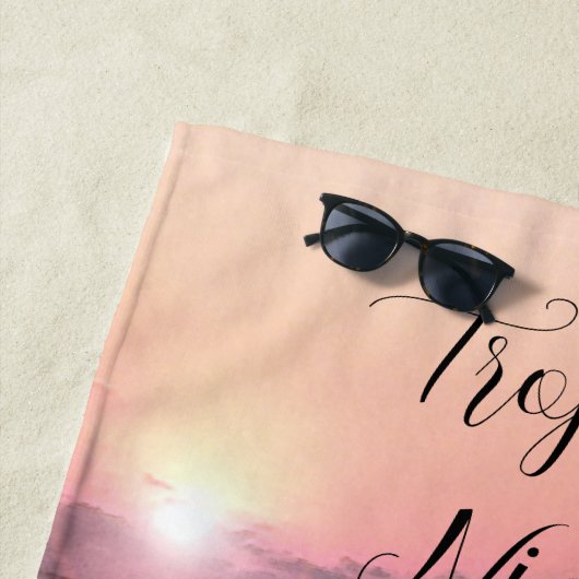 Serviette de plage de Sunset Nights Tropical (En situation)