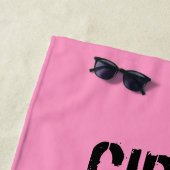 Serviette de plage de typographie noire rose (En situation)