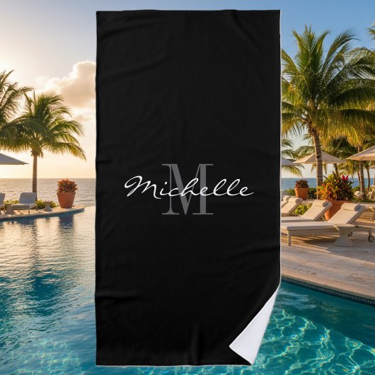 Serviette de plage décorée d'un monogramme noire