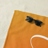Serviette De Plage Dégradé orange rétro | Nom de script personnalisé  (En situation)