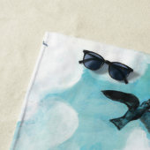 Serviette De Plage Des hirondelles volent au-dessus du ciel bleu nuag (En situation)